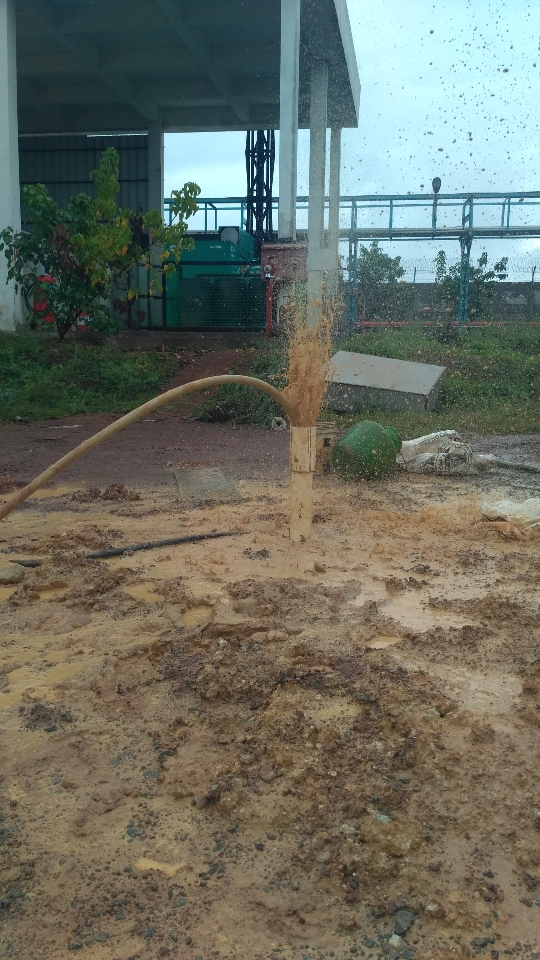 Deep rig drilling head operating on rock soil